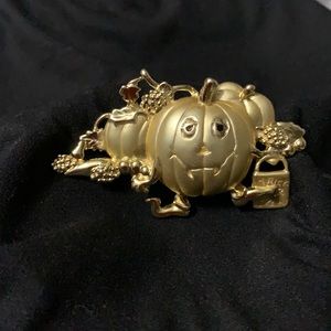 Gold tone pumpkin light up Halloween brooch